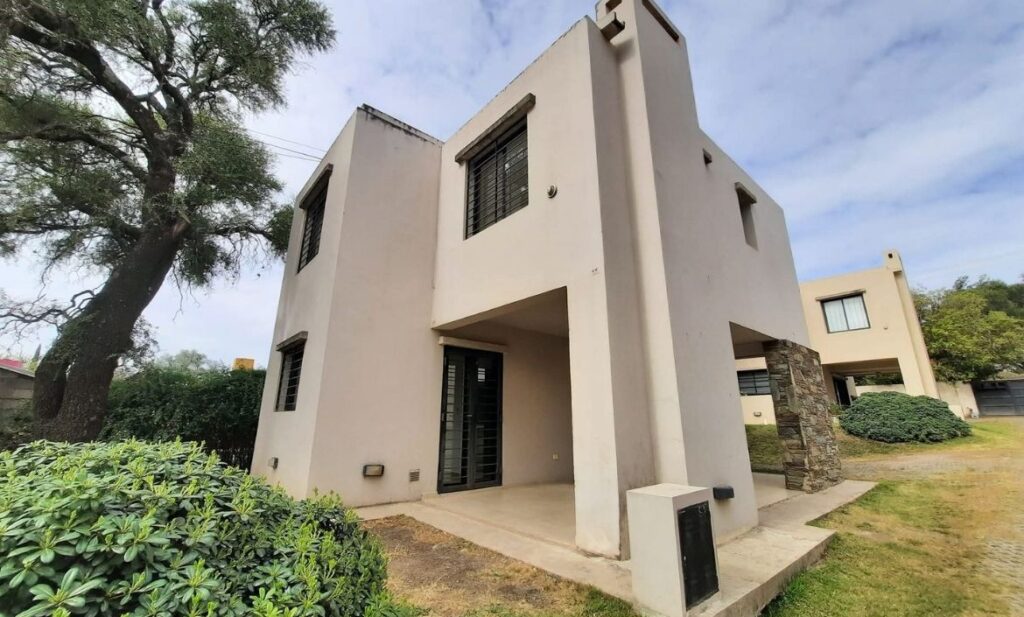 Casa 3 Dormitorios en Housing Cerrado / Hugo Wast Nº 248 Bº Jardines De Allende - Villa Allende diseño sin título 20251017 194714 0000