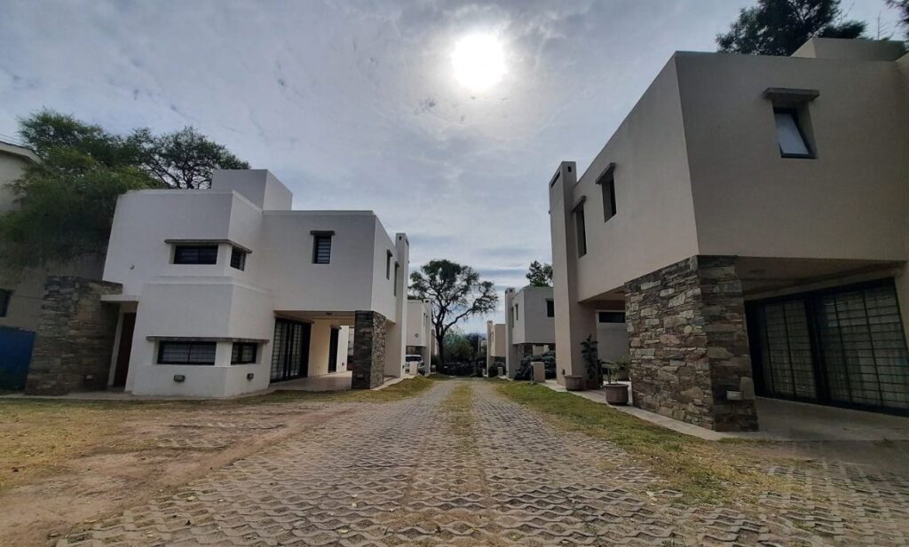 Casa 3 Dormitorios en Housing Cerrado / Hugo Wast Nº 248 Bº Jardines De Allende - Villa Allende diseño sin título 20251018 103719 0000