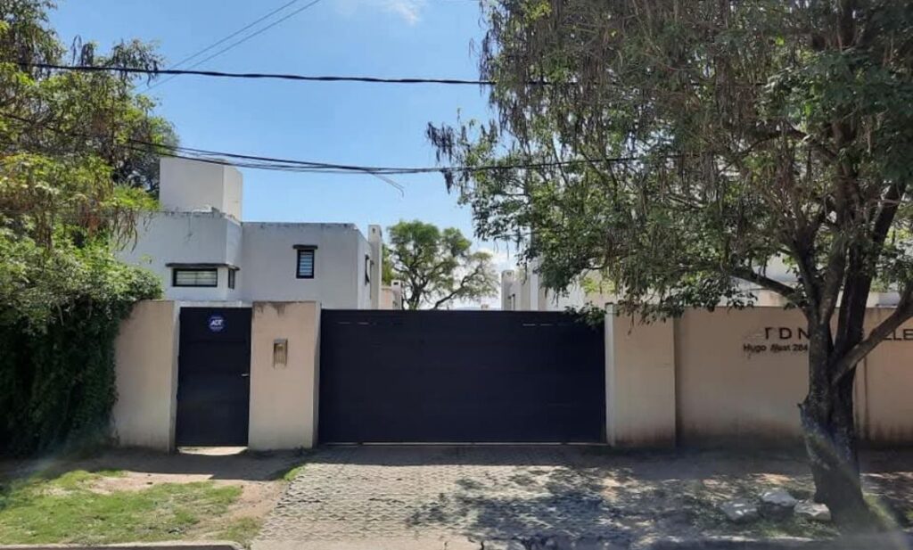 Casa 3 Dormitorios en Housing Cerrado / Hugo Wast Nº 248 Bº Jardines De Allende - Villa Allende diseño sin título 20251018 103801 0000