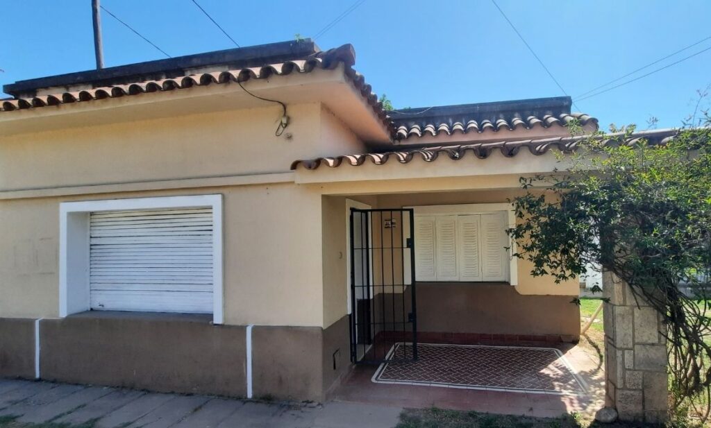 Casa grande 2 Dormitorios + Cuarto extra / Calle Huarpes Nº 7811 prox Av. Ricardo Rojas diseño sin título 20251018 104531 0000